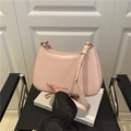 Rosa sichelförmige Unterarmtasche mit verstellbarem Riemen und elegantem Logo-Aufdruck - Rosa
