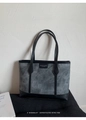 Detail van grijze matte shopper met zwarte lederen bies en decoratief modelabel - Zwart