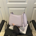 Schicke fliederfarbene Schultertasche mit Fashion-Schriftzug und glattem Leder-Finish - Lila