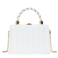 Elegante witte handtas met golftextuur, gouden draaihendel en metalen kettingriem - Wit