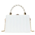 Bolso bandolera blanco con patrón ondulado, asa dorada y correa de cadena - Blanco