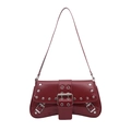Sac sous le bras en cuir verni rouge foncé avec clous argentés et boucle punk - Rouge