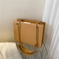 Grand sac cabas chic caramel à motif crocodile avec chaîne dorée et bandoulière - Kaki
