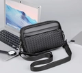 Borsa a tracolla da uomo in pelle intrecciata nera con dettaglio triangolo in metallo - Nero (C302—2)