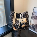Schwarze Stepp-Tote Bag mit rosa Schleifenmustern, weißen Lederriemen und Plüschanhänger - Mit Anhänger / Schwarz