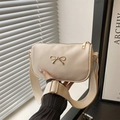 Bolso de hombro beige minimalista con lazo dorado y correa ancha de lona estilo moderno - Blanco Roto