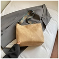 Detail der braunen Shopper-Tasche aus Kunstleder mit buntem Jacquard-Gurtband - Khaki