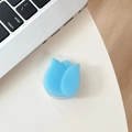 Détail d'un support de téléphone tulipe bleue sur un bureau blanc près d'un ordinateur - Support Tulipe / Bleu