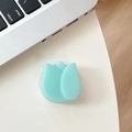 Détail du support de téléphone tulipe bleu clair scintillant sur un bureau moderne - Support Tulipe / Vert