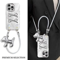 Dettaglio custodia iPhone argento con fiocchi, tracolla e ciondolo a cane 3D - Filato d'Ala-2 Fiocchi + Pendente Cucciolo + Cordino Lungo/Corto / iPhone 11
