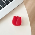 Vue détaillée d'un support de téléphone tulipe rouge sur un bureau blanc - Support Tulipe / Rouge