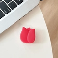 Gros plan d'un support de téléphone tulipe rouge 3D avec base extensible au bureau - Support Tulipe / Rouge Haricot