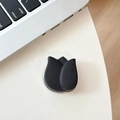 Gros plan d'un support de téléphone tulipe noir mat sur un bureau blanc avec ordinateur - Support Tulipe / Noir