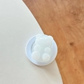 Detailaufnahme einer 3D-Bären-Handyhalterung in Creme-Weiß mit Silikon-Textur - Weiß