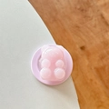 Detail der rosa Bären-Handyhalterung aus Harz mit Magnetfuß auf weißer Fläche - Rosa