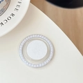 Dettaglio di un supporto per telefono con perle, design trasparente e base adesiva - Bianco