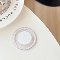 Dettaglio del supporto rotondo per telefono con perle rosa e base in resina trasparente - Rosa