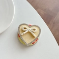 Dettaglio supporto telefono a cuore giallo con bordo di strass e decorazione fiocco - GD Magnetico - Giallo