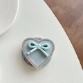 Dettaglio del supporto cuore in pelle blu con fiocco a pois e bordo di strass - GD Magnetico - Blu