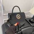 Bolso chic de charol negro con hebilla dorada en M y correa de hombro ajustable - Negro
