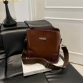 Vintage braune Beuteltasche mit silbernem Logo und verstellbarem breitem Schultergurt - Glänzend Einfarbig (XQD25041) / Braun