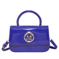 Sac à main bleu roi en similicuir brillant avec détail métallique doré en forme de M - Bleu