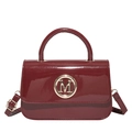 Sac à main chic en cuir verni bordeaux avec logo M doré et bandoulière réglable - Rouge