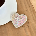 Primer plano del soporte móvil de corazón en tweed rosa con detalle de lazo brillante - Soporte Transparente-Lazo de Corazón con Diamantes de Imitación-Textura Tejida-Rosa Colorido