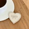 Detalle del soporte para móvil en forma de corazón con textura tejida y borde de pedrería - Soporte Transparente-Lazo de Corazón con Diamantes de Imitación-Textura Tejida-Blanco Hueso