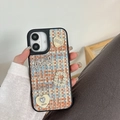 Custodia iPhone in tweed con cuori di strass e ciondoli di perle in arancio e blu - iPhone 17 Pro Max / Marrone Multicolore (Trama Intrecciata-Cuore di Strass)