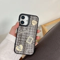 Dettaglio della cover lusso per iPhone con strass a cuore e trama in tessuto tweed - iPhone 17 Pro Max / Nero (Trama Intrecciata-Cuore di Strass)