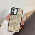 Dettaglio dei ciondoli a cuore con strass e trama intrecciata sulla cover di lusso - iPhone 17 Pro Max / Cachi (Trama Intrecciata-Cuore di Strass)
