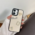 Dettaglio ravvicinato del ciondolo a cuore con strass e trama in pelle su custodia iPhone - iPhone 17 Pro Max / Crema (Trama Intrecciata-Cuore di Strass)