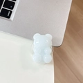 Primo piano di un supporto per telefono a forma di orsetto bianco effetto gelatina su scrivania - Gelatina Chiara Bianco