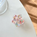 Primo piano di un supporto per telefono a fiore con paillettes colorate a forma di cuore - Stile Cuore di Zucchero ai Fiori di Ciliegio / Colorato