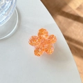Dettaglio macro del supporto per telefono a fiore 3D in resina con glitter a cuore arancio - Stile Cuore di Zucchero ai Fiori di Ciliegio / Arancione