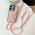 Dettaglio custodia iPhone in pelle rosa con porta carte a Y e tracolla regolabile - Rosa / iPhone 17 Promax
