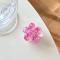 Gros plan sur le support de téléphone fleur avec paillettes en cœur et détails scintillants - Style Cœur de Sucre de Fleur de Cerisier / Rouge Rose