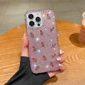Detailopname van iPhone hoesje met roze steentjes en decoratieve rode 3D-rozen - Roze / iPhone 17 Pro Max