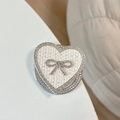 Dettaglio supporto telefono a cuore con strass e finitura in tessuto intrecciato - Fiocco Cuore Strass Magnetico-Trama Intrecciata / Bianco