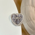 Dettaglio della trama in tweed e del fiocco di strass sul supporto per telefono a cuore - Fiocco Cuore Strass Magnetico-Trama Intrecciata / Nero