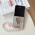 Detail of folding phone case with heart mirror, silver texture and pearl wrist strap - Square Mirror Style (With Chain) / Samsung ZFlip3