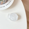 Dettaglio del supporto per telefono a forma di pesce bianco opaco su tavolo bianco - Bianco (Glitter Bianco)