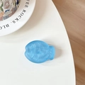 Dettaglio del supporto per cellulare a forma di pesce blu opaco su tavolo bianco - Blu Reale (Glitter Blu Reale)