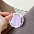 Nahaufnahme der lila Tulpen MagSafe Handyhalterung mit Gift For You Aufdruck in der Hand - Lila