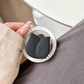 Detail der magnetischen Handyhalterung mit schwarzer Tulpe und Gift For You Gravur - Schwarz
