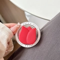 Detail der roten Tulpen MagSafe Halterung mit Silberring und Gift For You Text - Rot