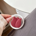 Detail der roten Tulpen-Handyhalterung mit Magnetfuß und Gift For You Gravur - Burgunderrot
