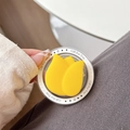 Makroaufnahme der gelben Tulpe MagSafe-Handyhalterung mit Gift For You Aufdruck - Gelb