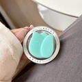 Makroaufnahme der Handyhalterung mit Tulpenrelief und silbernem Gift For You Magnetring - Grün
